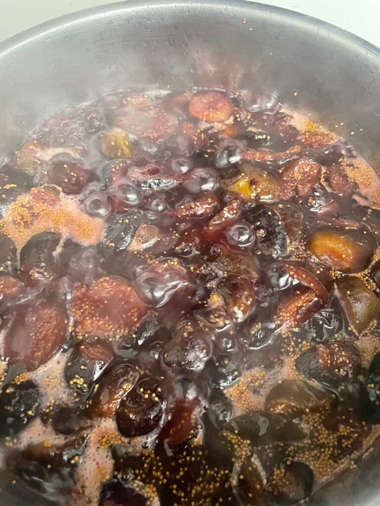 A simmering pot of fig sauce, at the step ready to add the tapioca flour.